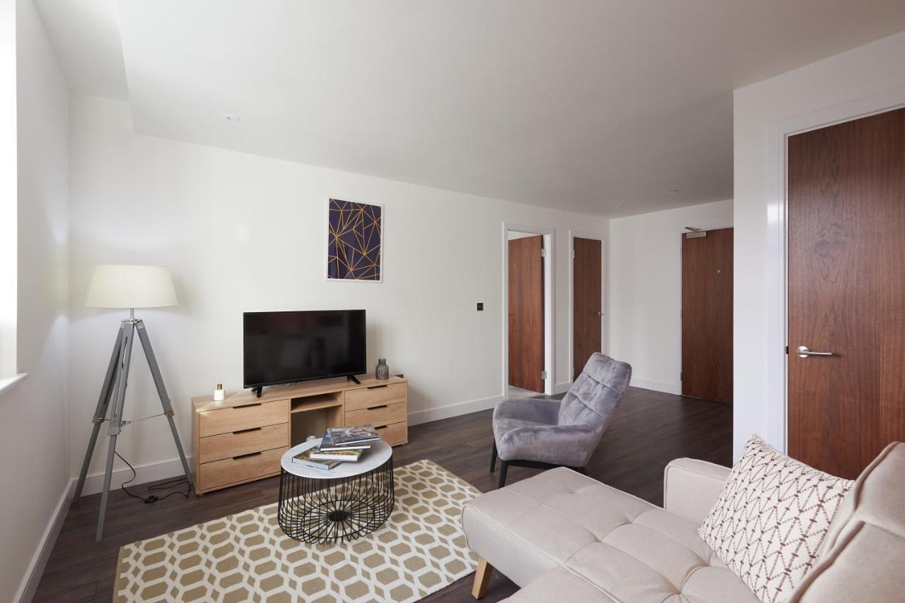 Seven Living Slough - Free Parking & Fast Wi-Fi Apartment Bagian luar foto