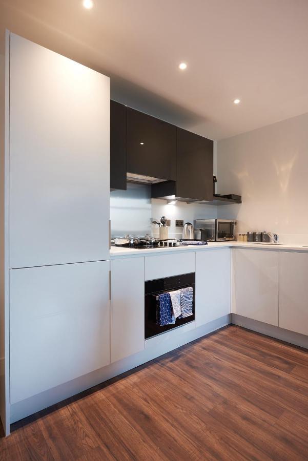 Seven Living Slough - Free Parking & Fast Wi-Fi Apartment Bagian luar foto