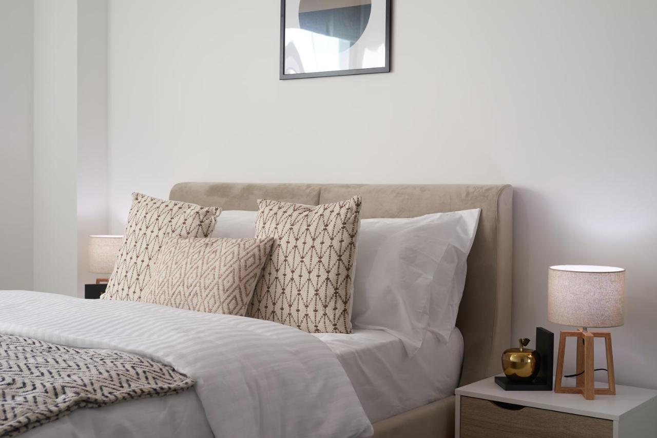Seven Living Slough - Free Parking & Fast Wi-Fi Apartment Bagian luar foto