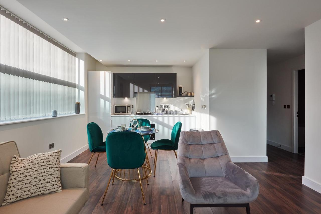 Seven Living Slough - Free Parking & Fast Wi-Fi Apartment Bagian luar foto