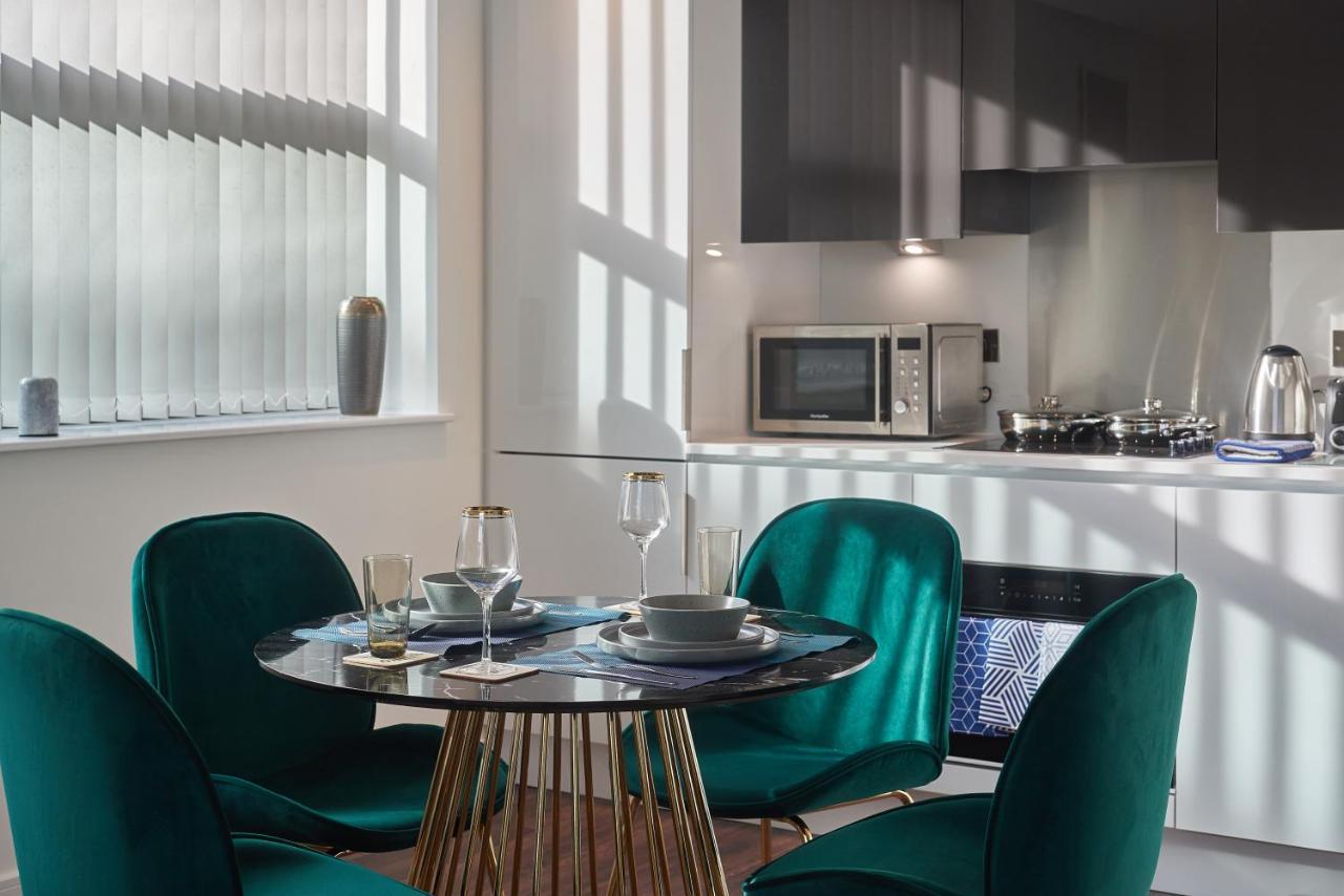 Seven Living Slough - Free Parking & Fast Wi-Fi Apartment Bagian luar foto
