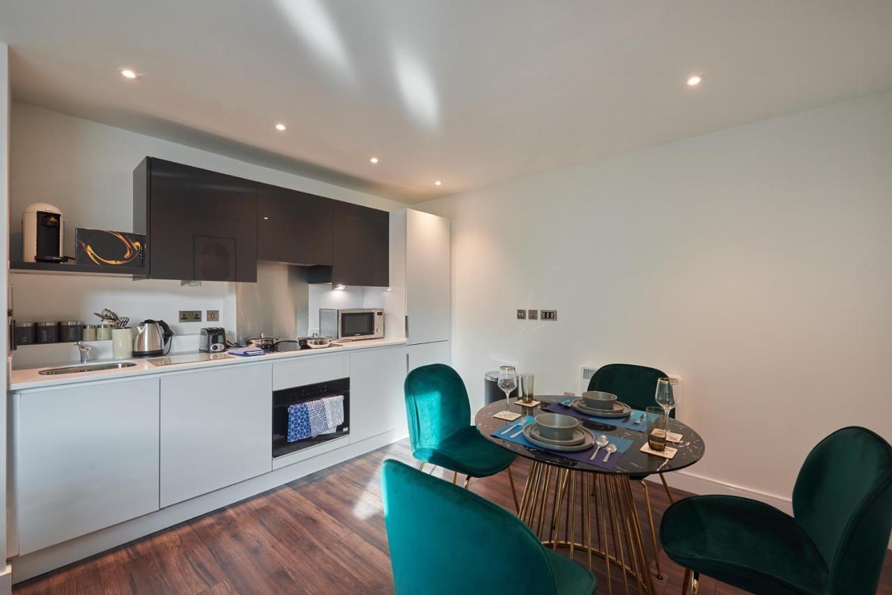 Seven Living Slough - Free Parking & Fast Wi-Fi Apartment Bagian luar foto