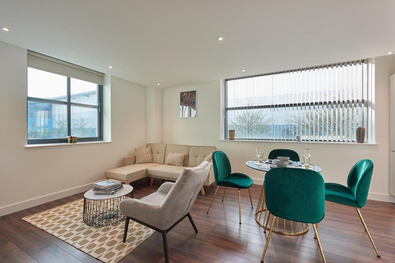 Seven Living Slough - Free Parking & Fast Wi-Fi Apartment Bagian luar foto