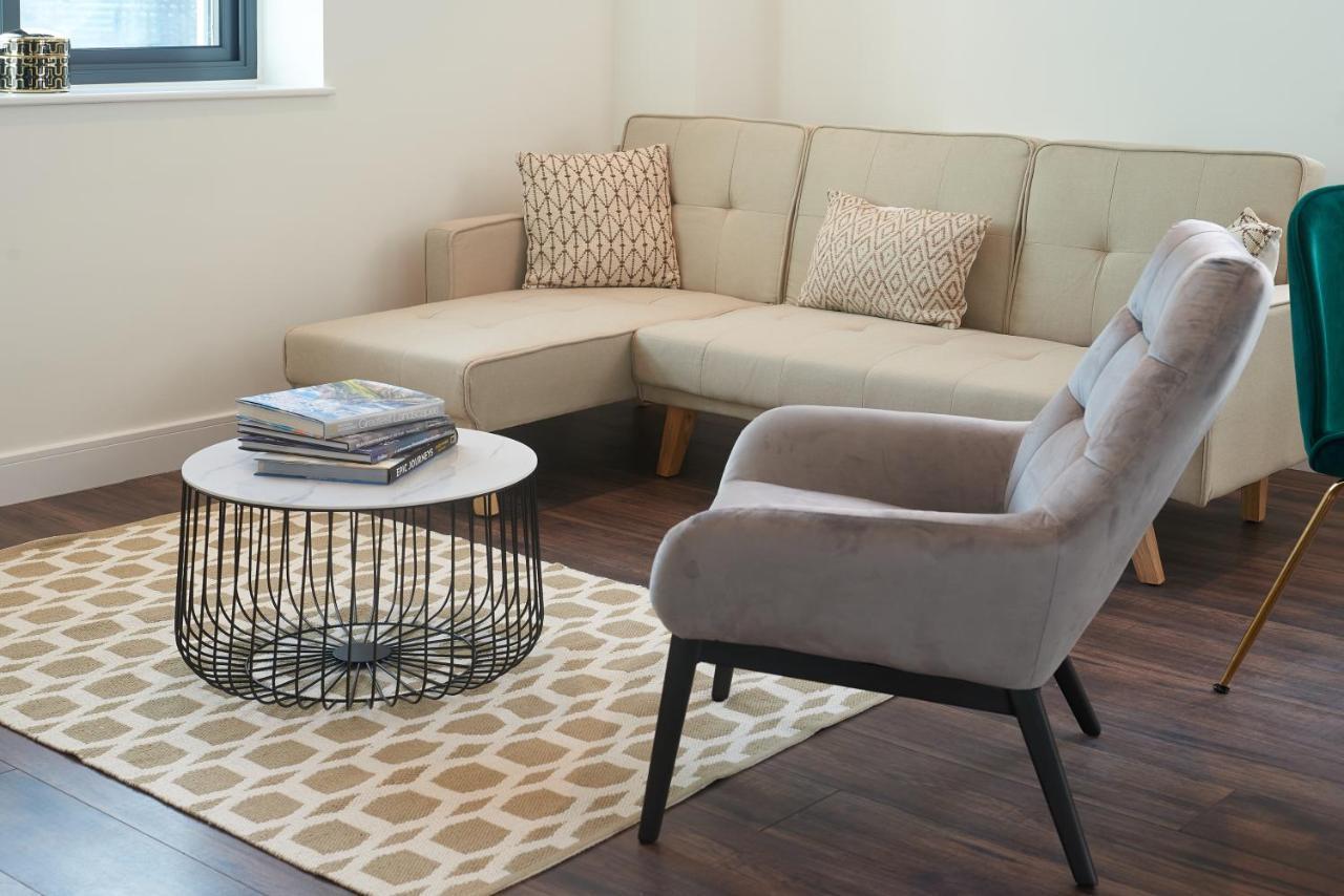 Seven Living Slough - Free Parking & Fast Wi-Fi Apartment Bagian luar foto